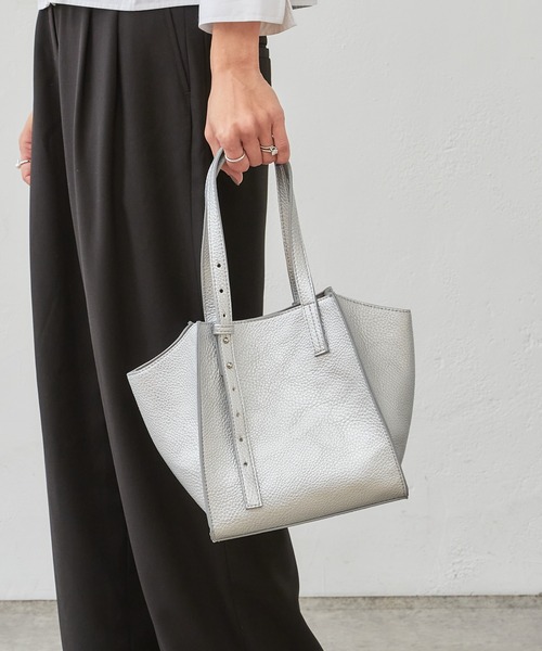 Actually(アクチュアリー)の「ソフトフェイクレザー ミニトート ポーチ付き(トートバッグ・レディース・ブラック/アイボリー/グレイッシュベージュ/シルバー・フリー)」の4枚目の写真