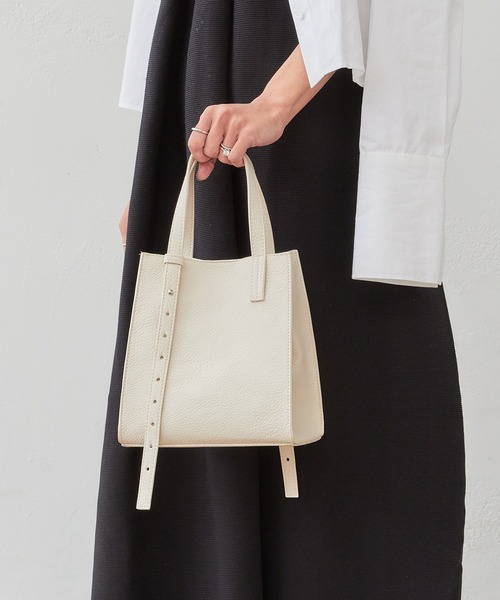 Actually(アクチュアリー)の「ソフトフェイクレザー ミニトート ポーチ付き(トートバッグ・レディース・ブラック/アイボリー/グレイッシュベージュ/シルバー・フリー)」の2枚目の写真