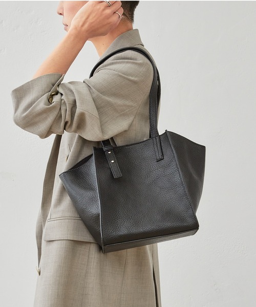 Actually(アクチュアリー)の「ソフトフェイクレザー ミニトート ポーチ付き(トートバッグ・レディース・ブラック/アイボリー/グレイッシュベージュ/シルバー・フリー)」の3枚目の写真