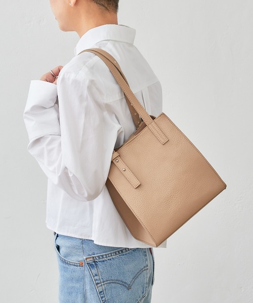 Actually(アクチュアリー)の「ソフトフェイクレザー ミニトート ポーチ付き(トートバッグ・レディース・ブラック/アイボリー/グレイッシュベージュ/シルバー・フリー)」の14枚目の写真