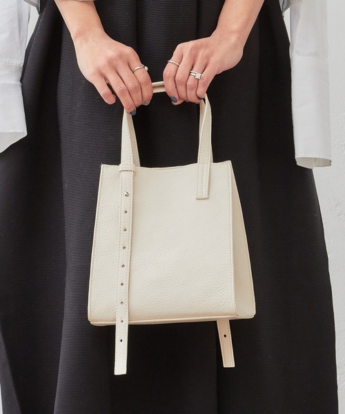 Actually(アクチュアリー)の「ソフトフェイクレザー ミニトート ポーチ付き(トートバッグ・レディース・ブラック/アイボリー/グレイッシュベージュ/シルバー・フリー)」の15枚目の写真