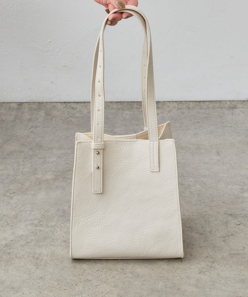 Actually(アクチュアリー)の「ソフトフェイクレザー ミニトート ポーチ付き(トートバッグ・レディース・ブラック/アイボリー/グレイッシュベージュ/シルバー・フリー)」の16枚目の写真