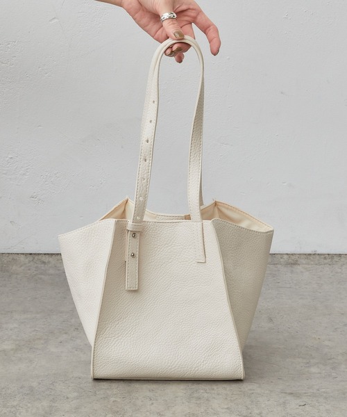 Actually(アクチュアリー)の「ソフトフェイクレザー ミニトート ポーチ付き(トートバッグ・レディース・ブラック/アイボリー/グレイッシュベージュ/シルバー・フリー)」の11枚目の写真