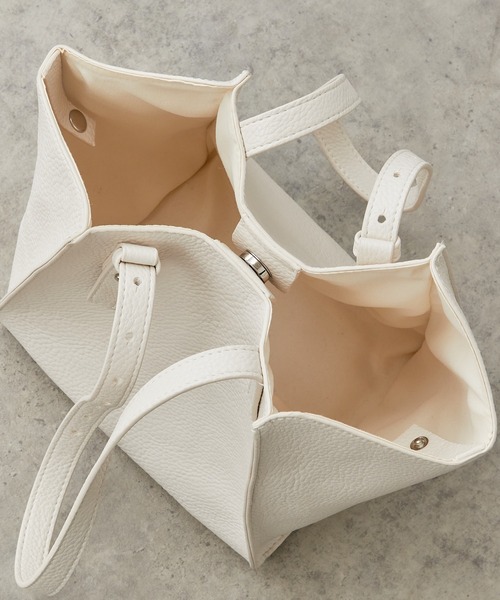 Actually(アクチュアリー)の「ソフトフェイクレザー ミニトート ポーチ付き(トートバッグ・レディース・ブラック/アイボリー/グレイッシュベージュ/シルバー・フリー)」の10枚目の写真