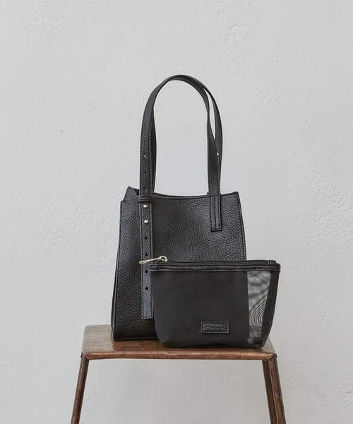 Actually(アクチュアリー)の「ソフトフェイクレザー ミニトート ポーチ付き(トートバッグ・レディース・ブラック/アイボリー/グレイッシュベージュ/シルバー・フリー)」の18枚目の写真