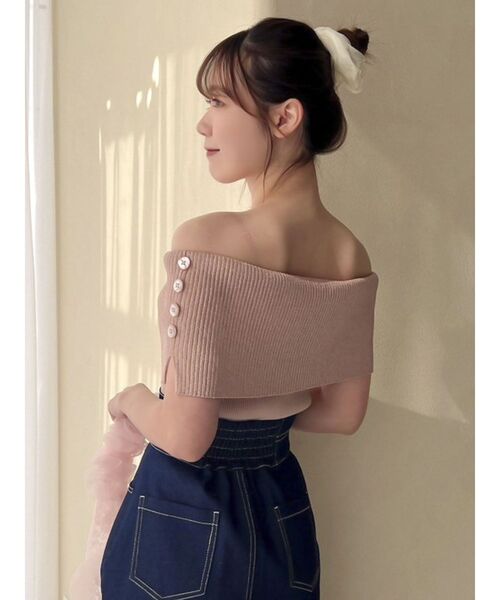 dazzlin（ダズリン）の「クロップドオフショルニットプルオーバー（ニット/セーター・レディース・オフホワイト/グレー/ブラック/ピンク/オレンジ・FREE）」の4枚目の写真