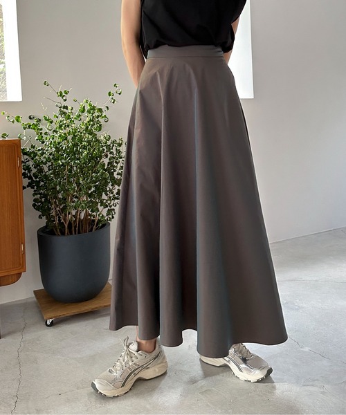 feepur（フェピュール）の「偏光ボリュームフレアスカート（スカート・レディース・ブルー/ダークブラウン・SMALL/MEDIUM）」の6枚目の写真