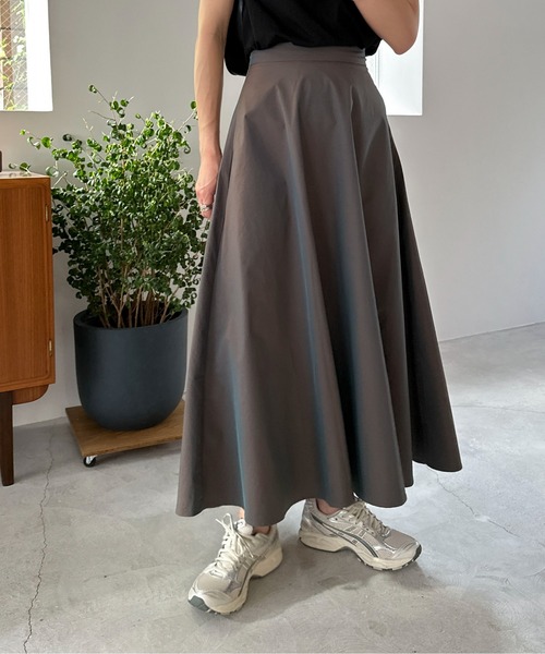 feepur（フェピュール）の「偏光ボリュームフレアスカート（スカート・レディース・ブルー/ダークブラウン・SMALL/MEDIUM）」の7枚目の写真