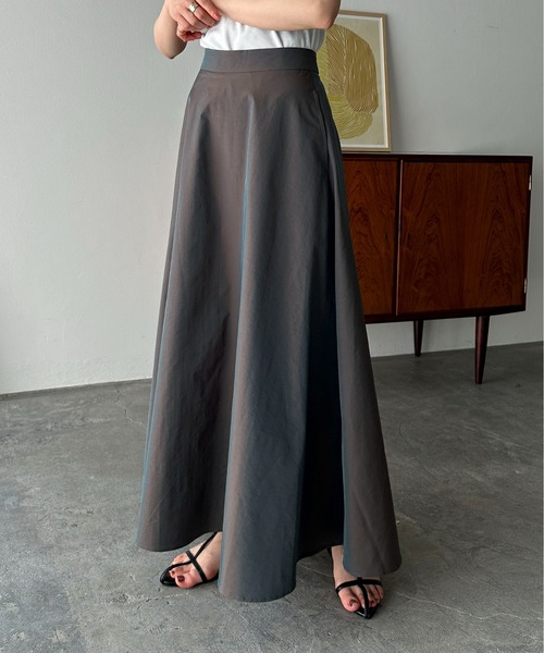 feepur（フェピュール）の「偏光ボリュームフレアスカート（スカート・レディース・ブルー/ダークブラウン・SMALL/MEDIUM）」の12枚目の写真