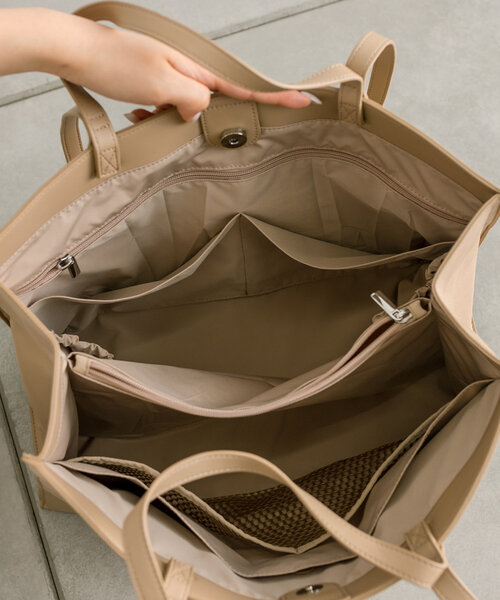 mystic(ミスティック)の「loti マルチWAYポケットBIGトート(トートバッグ・レディース・ブラック/ベージュ・ONE SIZE)」の4枚目の写真