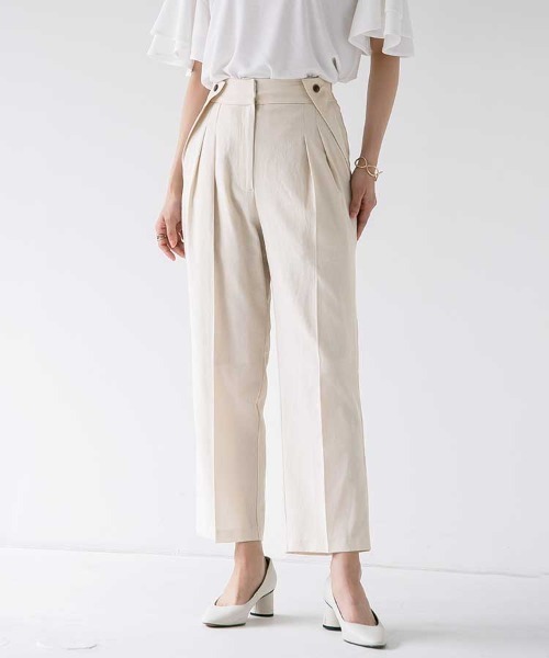 Emilyan(エミリアン)の「【さらっと涼しい夏デザインパンツ】WEB限定!手洗いOK!ラフリニークロス・タックテーパードパンツ(スーツパンツ・レディース・チャコールグレー/ライトベージュ・S/M/L)」の1枚目の写真