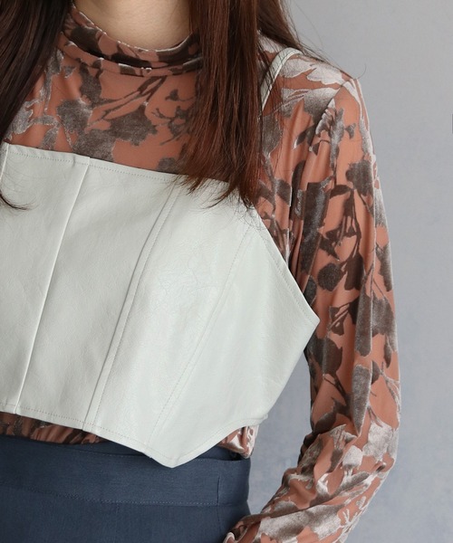 &g'aime（アンジェム）の「【&g’aime】バックオープン合皮ビスチェ　SYNTHETIC LEATHER BUSTIER（Tシャツ/カットソー・レディース・ブラック/グレイッシュベージュ・FREE）」の17枚目の写真