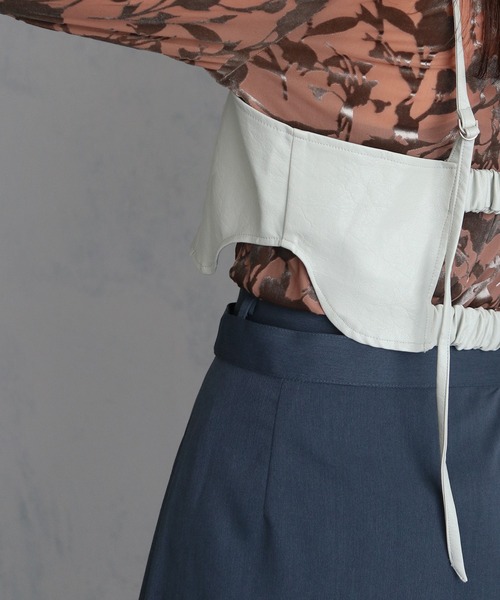 &g'aime（アンジェム）の「【&g’aime】バックオープン合皮ビスチェ　SYNTHETIC LEATHER BUSTIER（Tシャツ/カットソー・レディース・ブラック/グレイッシュベージュ・FREE）」の22枚目の写真