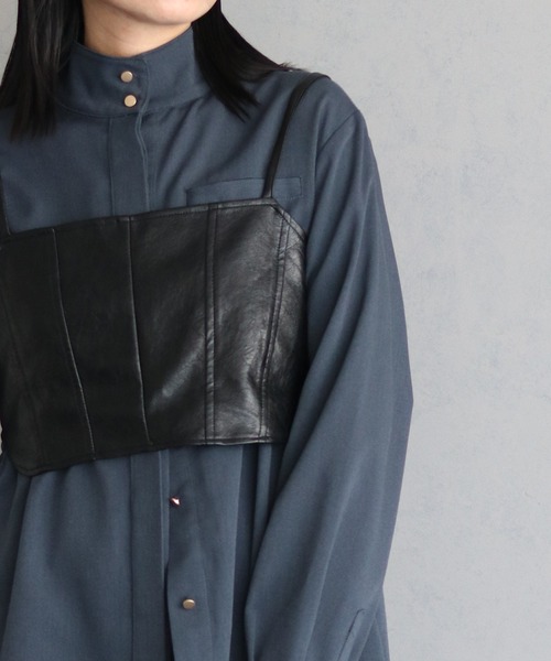 &g'aime（アンジェム）の「【&g’aime】バックオープン合皮ビスチェ　SYNTHETIC LEATHER BUSTIER（Tシャツ/カットソー・レディース・ブラック/グレイッシュベージュ・FREE）」の7枚目の写真
