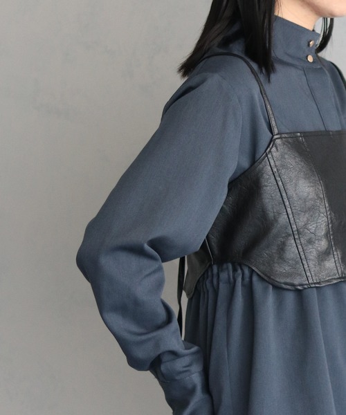 &g'aime（アンジェム）の「【&g’aime】バックオープン合皮ビスチェ　SYNTHETIC LEATHER BUSTIER（Tシャツ/カットソー・レディース・ブラック/グレイッシュベージュ・FREE）」の5枚目の写真