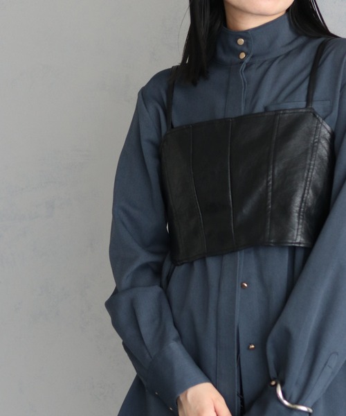 &g'aime（アンジェム）の「【&g’aime】バックオープン合皮ビスチェ　SYNTHETIC LEATHER BUSTIER（Tシャツ/カットソー・レディース・ブラック/グレイッシュベージュ・FREE）」の4枚目の写真