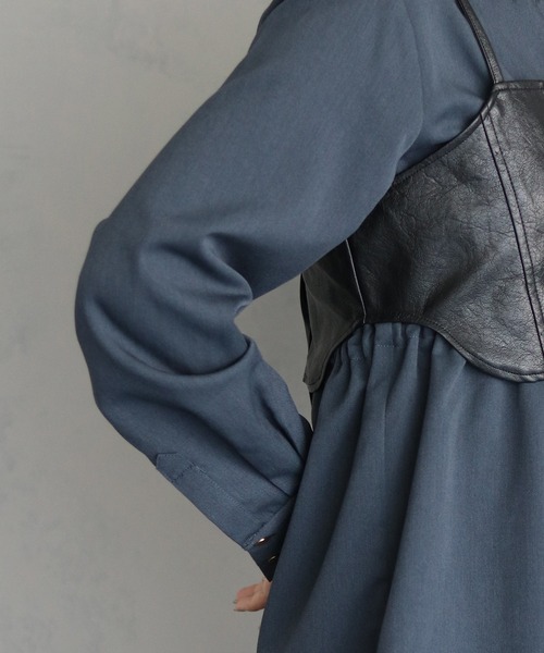 &g'aime（アンジェム）の「【&g’aime】バックオープン合皮ビスチェ　SYNTHETIC LEATHER BUSTIER（Tシャツ/カットソー・レディース・ブラック/グレイッシュベージュ・FREE）」の6枚目の写真