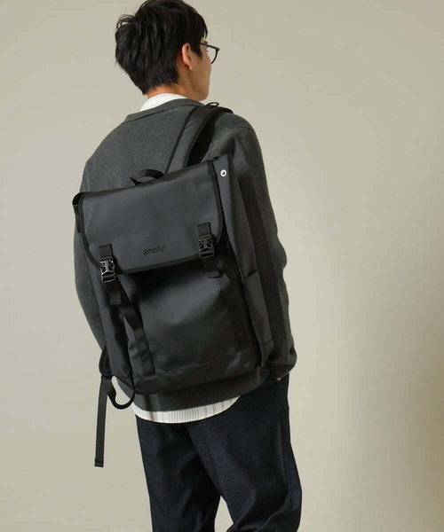 a.v.v(アーヴェヴェ)の「【A4サイズ対応】anelloフラップリュック(バックパック/リュック・メンズ・ブラック・46)」の1枚目の写真