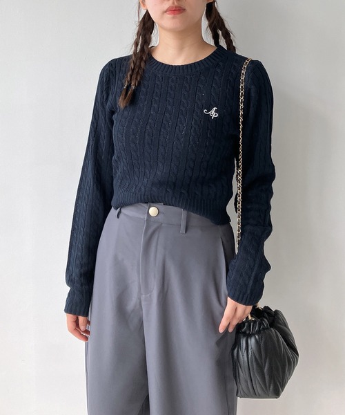 AS KNOW AS plus（アズノゥアズプラス）の「◇ワンポイントロゴ刺繍 ケーブルショート丈ニットプルオーバー（ニット/セーター・レディース・ネイビー/レッド/アイボリー/エメラルド・FREE）」の3枚目の写真