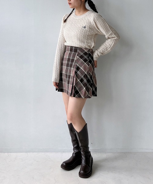 AS KNOW AS plus（アズノゥアズプラス）の「◇ワンポイントロゴ刺繍 ケーブルショート丈ニットプルオーバー（ニット/セーター・レディース・ネイビー/レッド/アイボリー/エメラルド・FREE）」の9枚目の写真