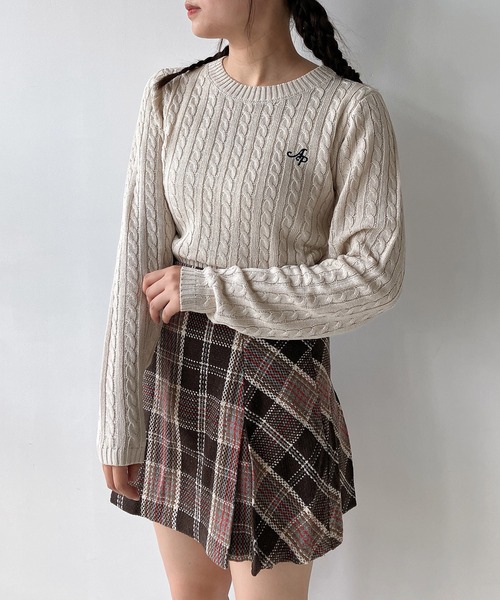 AS KNOW AS plus（アズノゥアズプラス）の「◇ワンポイントロゴ刺繍 ケーブルショート丈ニットプルオーバー（ニット/セーター・レディース・ネイビー/レッド/アイボリー/エメラルド・FREE）」の5枚目の写真