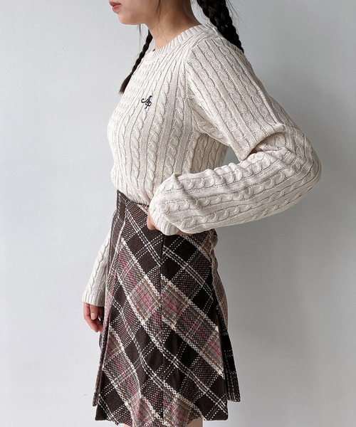 AS KNOW AS plus（アズノゥアズプラス）の「◇ワンポイントロゴ刺繍 ケーブルショート丈ニットプルオーバー（ニット/セーター・レディース・ネイビー/レッド/アイボリー/エメラルド・FREE）」の6枚目の写真