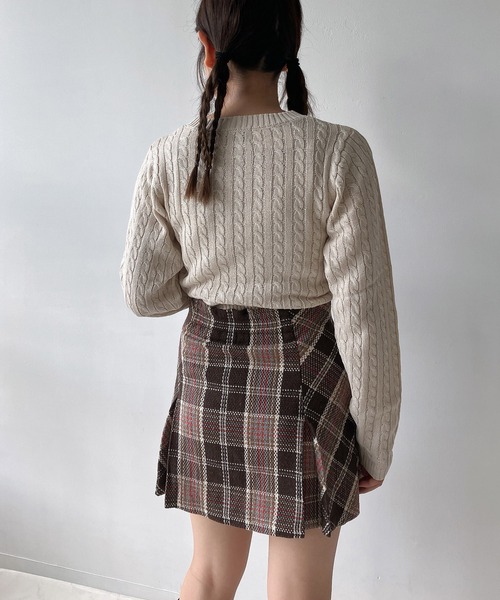 AS KNOW AS plus（アズノゥアズプラス）の「◇ワンポイントロゴ刺繍 ケーブルショート丈ニットプルオーバー（ニット/セーター・レディース・ネイビー/レッド/アイボリー/エメラルド・FREE）」の7枚目の写真