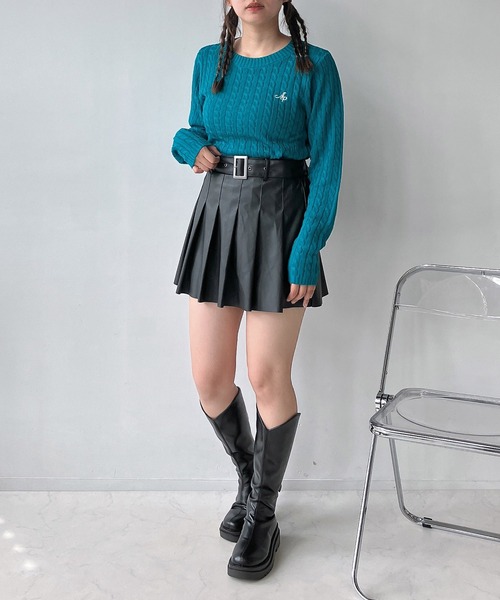 AS KNOW AS plus（アズノゥアズプラス）の「◇ワンポイントロゴ刺繍 ケーブルショート丈ニットプルオーバー（ニット/セーター・レディース・ネイビー/レッド/アイボリー/エメラルド・FREE）」の15枚目の写真