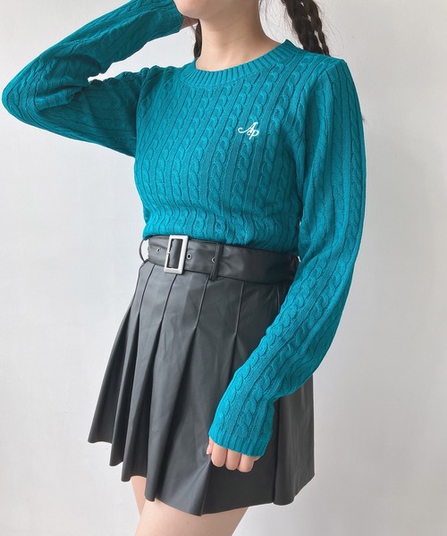 AS KNOW AS plus（アズノゥアズプラス）の「◇ワンポイントロゴ刺繍 ケーブルショート丈ニットプルオーバー（ニット/セーター・レディース・ネイビー/レッド/アイボリー/エメラルド・FREE）」の10枚目の写真