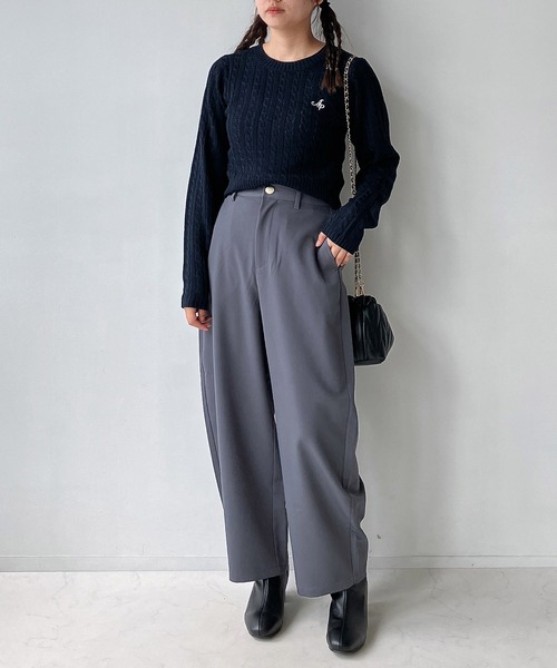 AS KNOW AS plus（アズノゥアズプラス）の「◇ワンポイントロゴ刺繍 ケーブルショート丈ニットプルオーバー（ニット/セーター・レディース・ネイビー/レッド/アイボリー/エメラルド・FREE）」の19枚目の写真