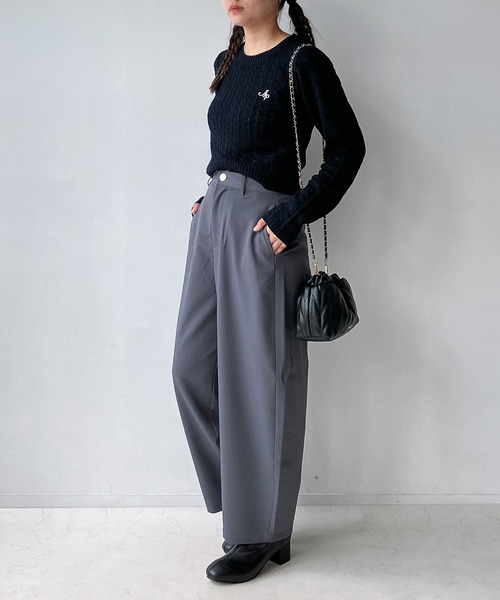 AS KNOW AS plus（アズノゥアズプラス）の「◇ワンポイントロゴ刺繍 ケーブルショート丈ニットプルオーバー（ニット/セーター・レディース・ネイビー/レッド/アイボリー/エメラルド・FREE）」の20枚目の写真