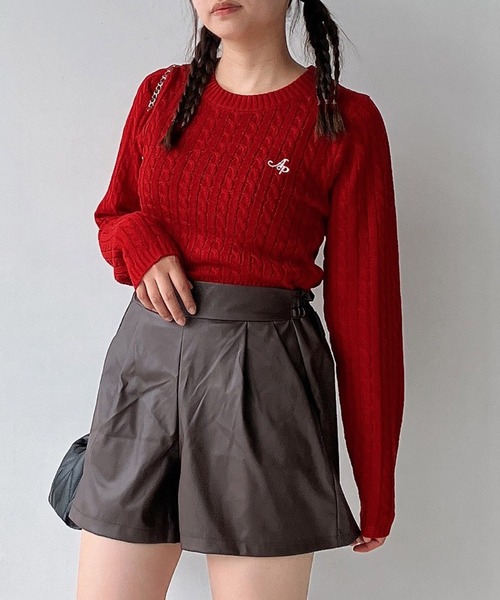 AS KNOW AS plus（アズノゥアズプラス）の「◇ワンポイントロゴ刺繍 ケーブルショート丈ニットプルオーバー（ニット/セーター・レディース・ネイビー/レッド/アイボリー/エメラルド・FREE）」の21枚目の写真