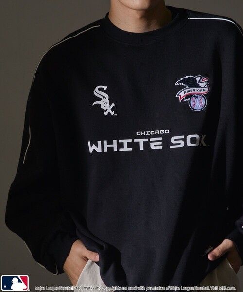 MLB（メジャーリーグベースボール）の「MLB/メジャーリーグベースボール MLB 別注パイピングロゴスウェット(限定展開)（スウェット・メンズ・アッシュグレー/ブラック/ネイビー・SMALL/MEDIUM/LARGE）」の2枚目の写真