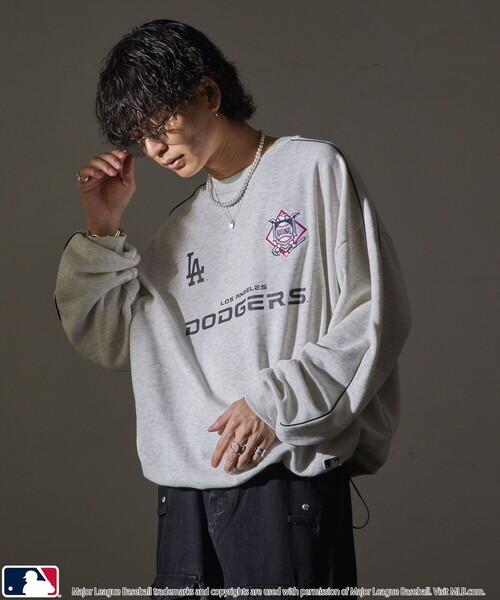 MLB（メジャーリーグベースボール）の「MLB/メジャーリーグベースボール MLB 別注パイピングロゴスウェット(限定展開)（スウェット・メンズ・アッシュグレー/ブラック/ネイビー・SMALL/MEDIUM/LARGE）」の15枚目の写真