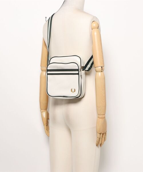 FRED PERRY（フレッドペリー）の「【FRED PERRY】L8258_CLASSIC SIDE BAG（ショルダーバッグ・レディース・ブラック/ベージュ・FREE）」の16枚目の写真