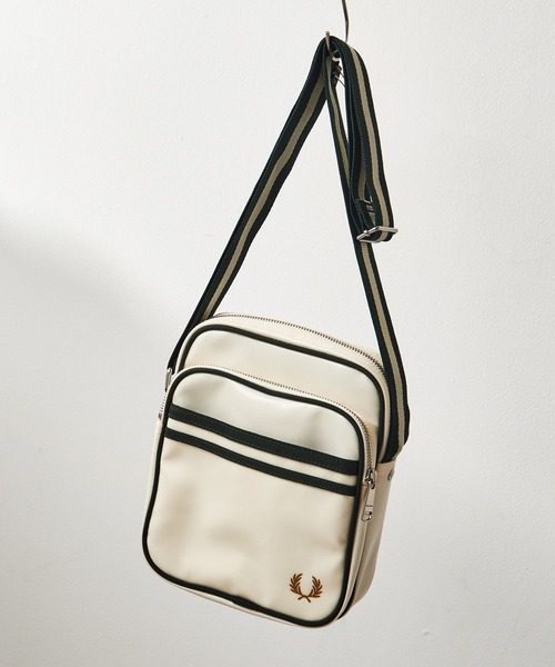 FRED PERRY（フレッドペリー）の「【FRED PERRY】L8258_CLASSIC SIDE BAG（ショルダーバッグ・レディース・ブラック/ベージュ・FREE）」の2枚目の写真