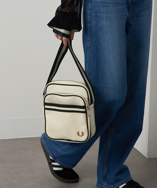 FRED PERRY（フレッドペリー）の「【FRED PERRY】L8258_CLASSIC SIDE BAG（ショルダーバッグ・レディース・ブラック/ベージュ・FREE）」の9枚目の写真