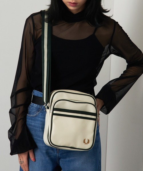 FRED PERRY（フレッドペリー）の「【FRED PERRY】L8258_CLASSIC SIDE BAG（ショルダーバッグ・レディース・ブラック/ベージュ・FREE）」の7枚目の写真