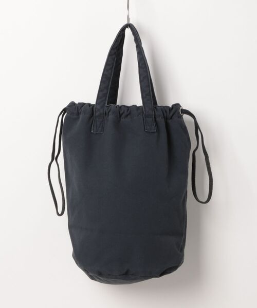 hobo（ホーボー）の「【hobo / ホーボー】DRAWSTRING POUCH M PADDED LIGHT CANVAS（ショルダーバッグ・メンズ・ベージュ/ネイビー/チャコール・FREE）」の4枚目の写真