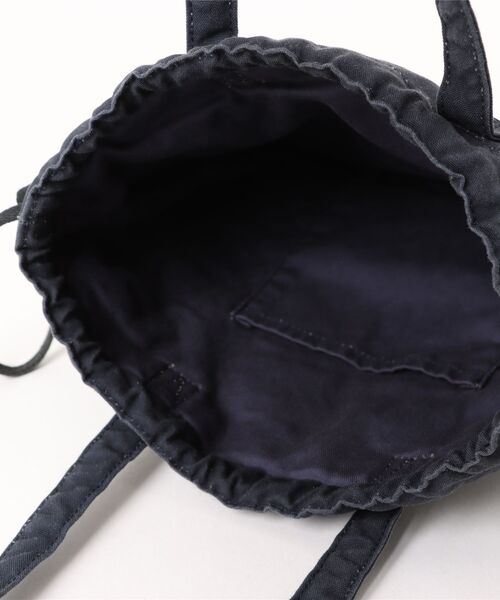 hobo（ホーボー）の「【hobo / ホーボー】DRAWSTRING POUCH M PADDED LIGHT CANVAS（ショルダーバッグ・メンズ・ベージュ/ネイビー/チャコール・FREE）」の6枚目の写真