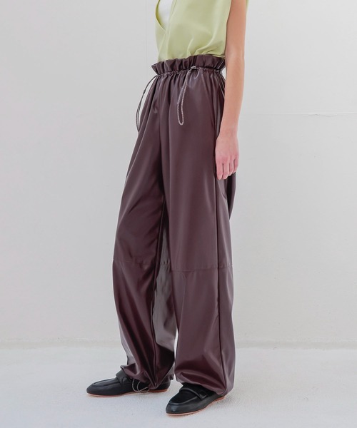 DRESSLAVE(ドレスレイブ)の「drawstring smooth leather like wide pants(ドローストリングスムースレザーライクワイドパンツ)(その他パンツ・レディース・グレー/ブラウン・38)」の3枚目の写真