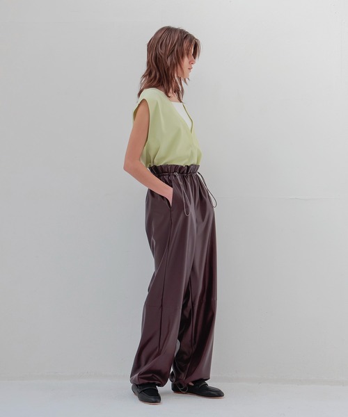 DRESSLAVE(ドレスレイブ)の「drawstring smooth leather like wide pants(ドローストリングスムースレザーライクワイドパンツ)(その他パンツ・レディース・グレー/ブラウン・38)」の9枚目の写真