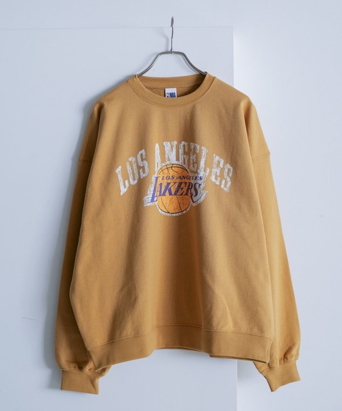 NBA(エヌビーエー)の「【NBA】別注/ロゴプリントオーバーサイズスウェット(スウェット・メンズ・その他4/イエロー系その他/ブラック/パープル/ワインレッド/ブルー・FREE)」の4枚目の写真