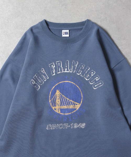 NBA(エヌビーエー)の「【NBA】別注/ロゴプリントオーバーサイズスウェット(スウェット・メンズ・その他4/イエロー系その他/ブラック/パープル/ワインレッド/ブルー・FREE)」の2枚目の写真