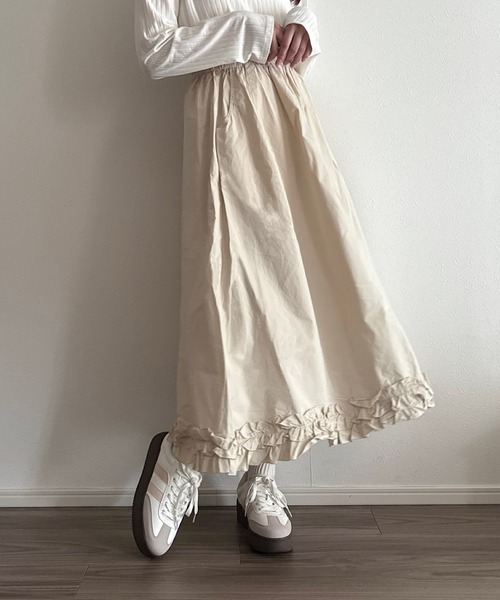 Cham.(チャム)の「裾フリルAラインロングスカート(スカート・レディース・オフホワイト/ベージュ・F)」の1枚目の写真