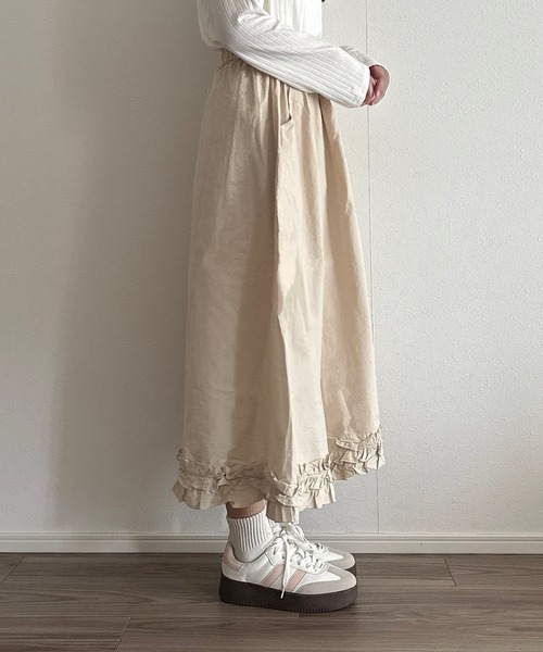 Cham.(チャム)の「裾フリルAラインロングスカート(スカート・レディース・オフホワイト/ベージュ・F)」の4枚目の写真