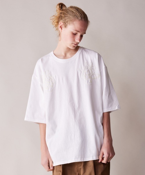 rehacer（レアセル）の「rehacer : One-Line Floral Stitch T-shirt / ワンライン　フローラルステッチ リラックスフィット T-シャツ（Tシャツ/カットソー・メンズ・オリーブ/ブラック/ホワイト・MEDIUM/LARGE/X-LARGE）」の4枚目の写真