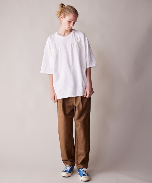 rehacer（レアセル）の「rehacer : One-Line Floral Stitch T-shirt / ワンライン　フローラルステッチ リラックスフィット T-シャツ（Tシャツ/カットソー・メンズ・オリーブ/ブラック/ホワイト・MEDIUM/LARGE/X-LARGE）」の9枚目の写真