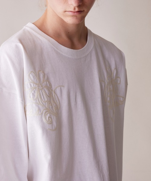 rehacer（レアセル）の「rehacer : One-Line Floral Stitch T-shirt / ワンライン　フローラルステッチ リラックスフィット T-シャツ（Tシャツ/カットソー・メンズ・オリーブ/ブラック/ホワイト・MEDIUM/LARGE/X-LARGE）」の6枚目の写真