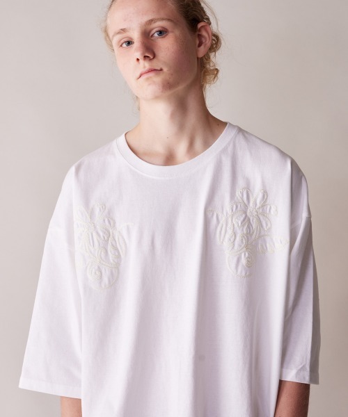 rehacer（レアセル）の「rehacer : One-Line Floral Stitch T-shirt / ワンライン　フローラルステッチ リラックスフィット T-シャツ（Tシャツ/カットソー・メンズ・オリーブ/ブラック/ホワイト・MEDIUM/LARGE/X-LARGE）」の5枚目の写真
